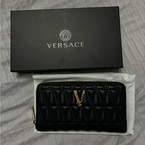 BRAND NEW VERSACE ZIPPY WALLET - Picture 1 of 9